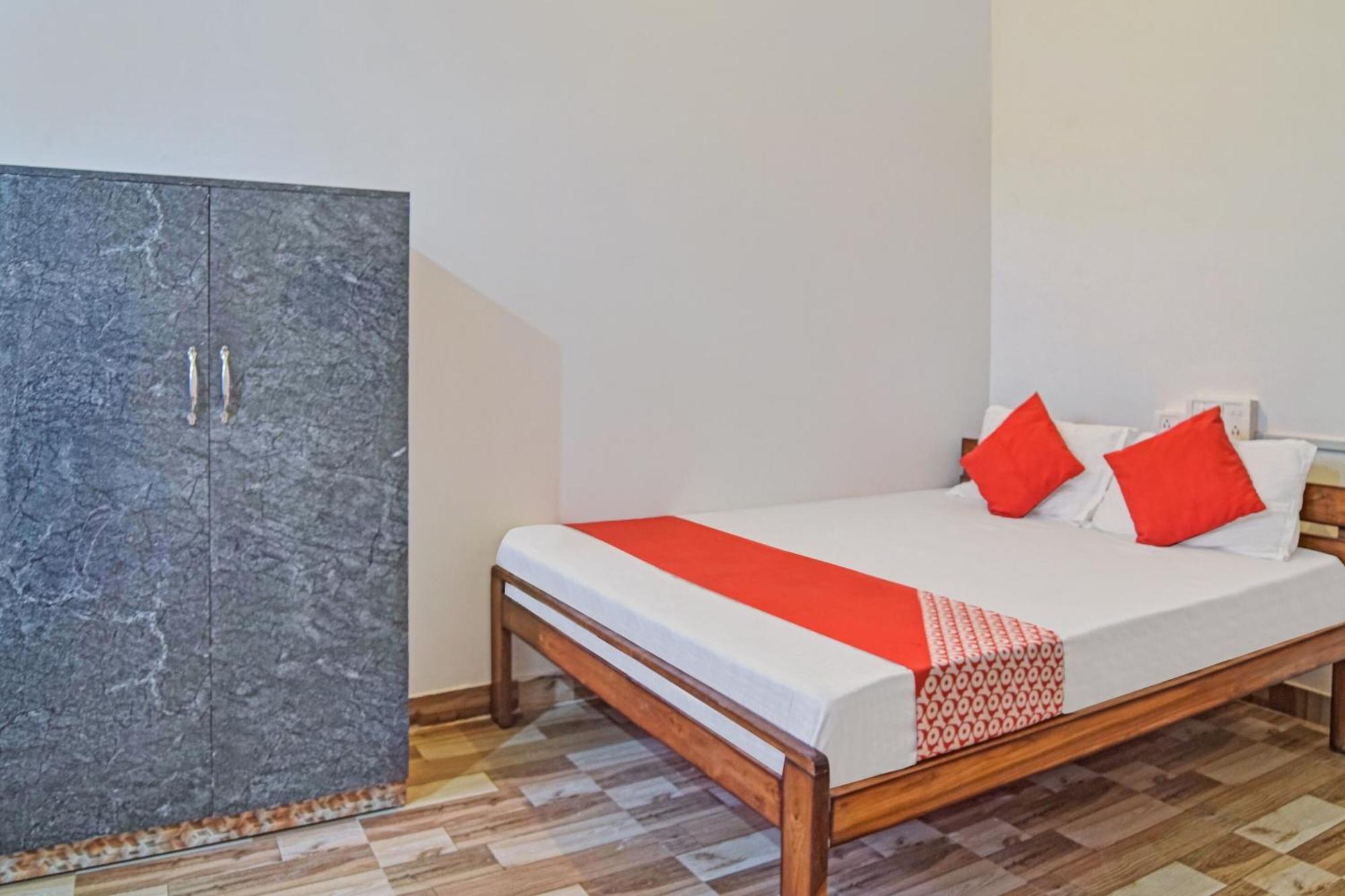 Spot On Jp Guest House Kaharpara Екстериор снимка